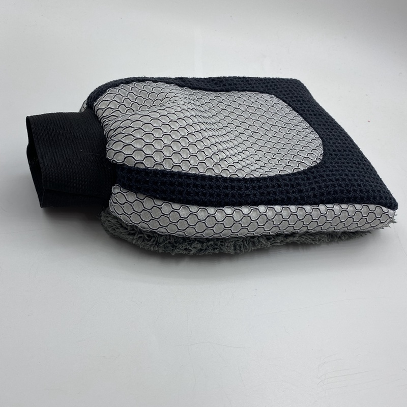 How Does a Chenille Car Wash Mitt Improve Vehicle Cleaning?