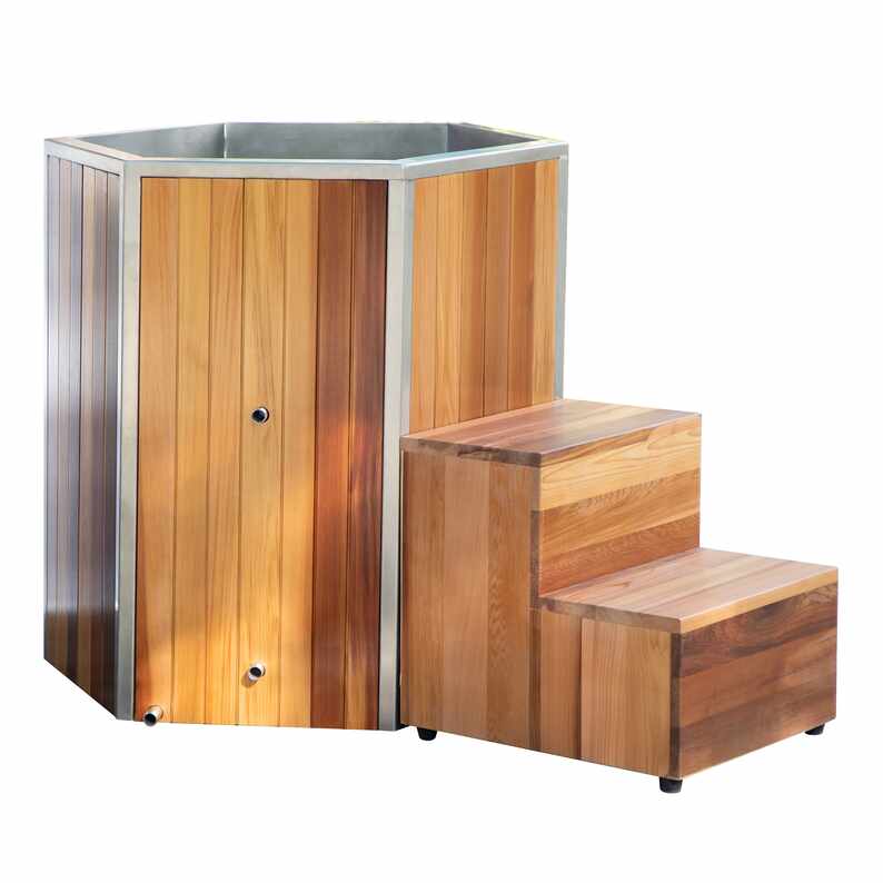 How Does the Access Step on a Cedar Cold Plunge Tub Improve Safety and Convenience